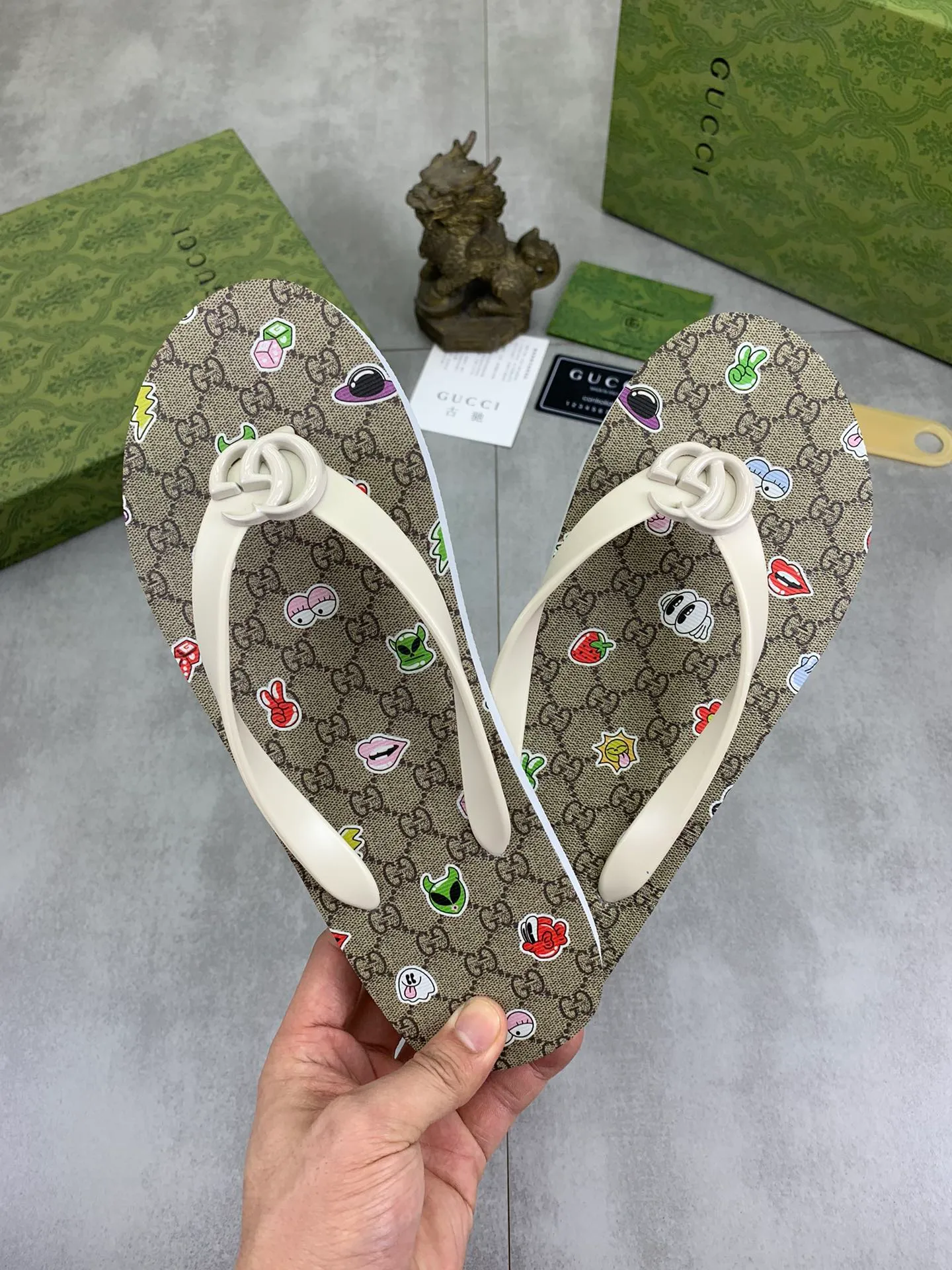 Men's men's shoes 💰P220💰【New style】🆘【GUCCI】Official website's popular Gucci adult couple 🧑‍🤝‍🧑 style, children's flip-flops are on sale at the counter simultaneously! Original fabric imported from Italy. Original bottom provided by the original factory. Size: Adult 36-45. Children’s size: 30-37. Multiple colors available.